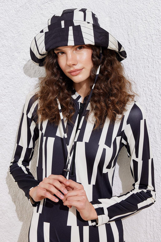 Connectable Bucket Hat with Stripe Pattern