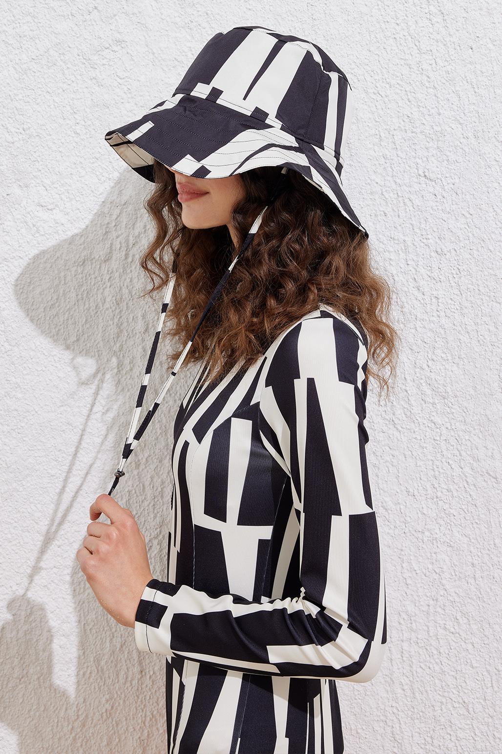 Connectable Bucket Hat with Stripe Pattern