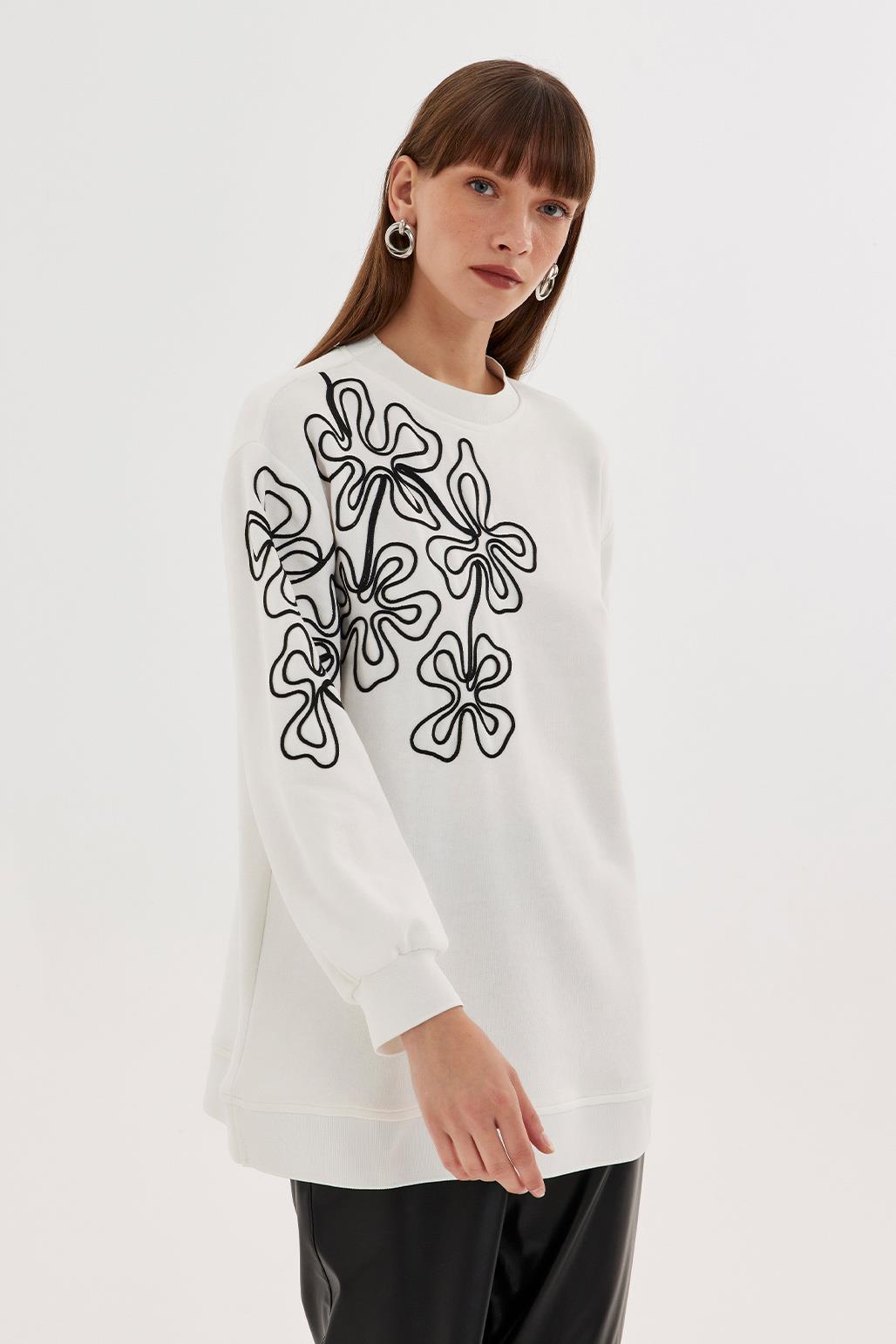 Cord Embroidery Sweatshirt Ecru