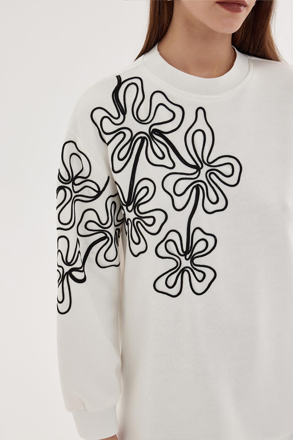 Cord Embroidery Sweatshirt Ecru